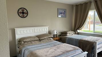 Monolocale Economy, letti multipli, bagno privato, al piano terra | Biancheria da letto di alta qualità, una scrivania, insonorizzazione