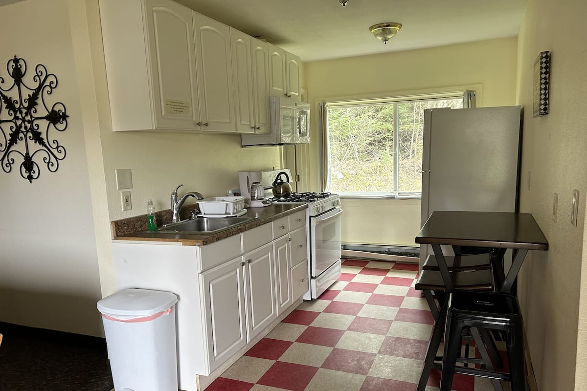 เบสิกอพาร์ทเมนท์, 2 ห้องนอน, ปลอดบุหรี่, วิวภูเขา | เครื่องนอนระดับพรีเมียม, โต๊ะทำงาน, ห้องเก็บเสียง, Wi-Fi ฟรี