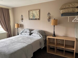 Basic Apartment, 1 Bedroom, Bathtub, Mountain View
