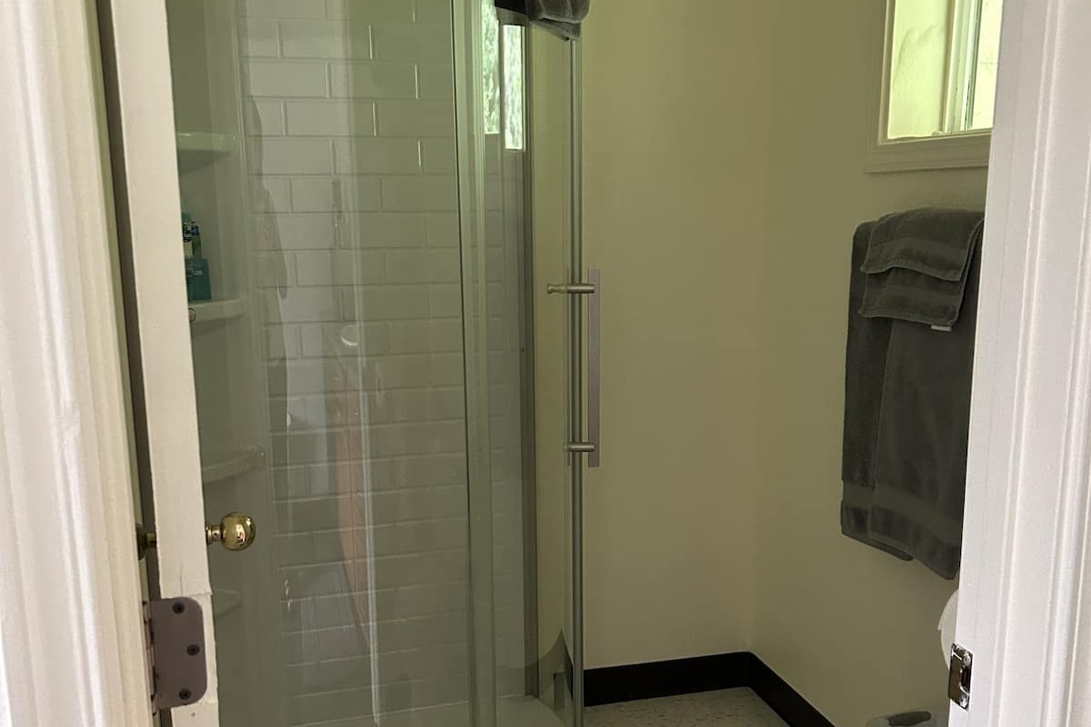 อีโคโนมีสตูดิโอ, เตียงใหญ่ 2 เตียง, ห้องน้ำส่วนตัว, ชั้นล่าง | เครื่องนอนระดับพรีเมียม, โต๊ะทำงาน, ห้องเก็บเสียง, Wi-Fi ฟรี