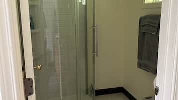 Studio Ăconomique, 2 lits doubles, salle de bains privĂ©e, rez-de-chaussĂ©e | Literie de qualitĂ© supĂ©rieure, bureau, chambres insonorisĂ©es