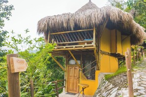 Minibar, bed sheets - Mincaecohabs Hotel  (Santa Marta)