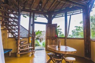 Ecohab | Een minibar, beddengoed