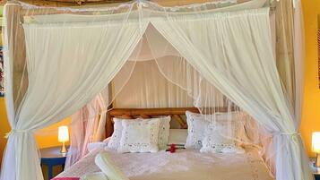 Double Deluxe Room | Minibar y ropa de cama