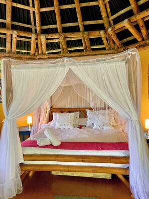 Double Deluxe Room  | Minibar y ropa de cama 