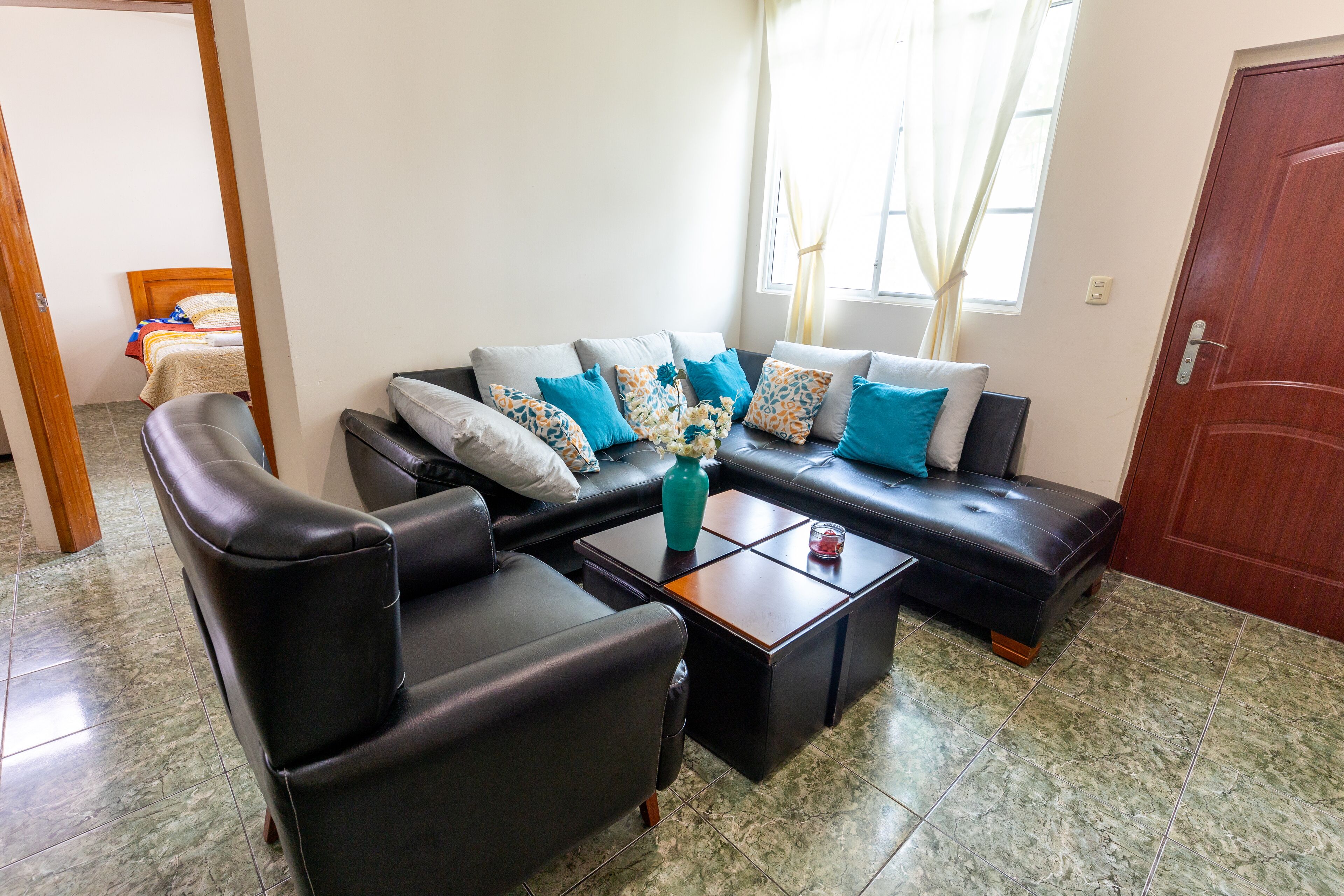Departamento familiar, 2 habitaciones, cocina, planta baja | Área de sala de estar | Televisión LCD de 32 pulgadas con canales por cable y televisión 