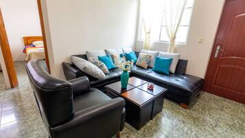 Departamento familiar, 2 habitaciones, cocina, planta baja | Área de sala de estar | Televisión LCD de 32 pulgadas con canales por cable y televisión