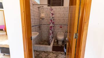 Chuveiro, chuveiro com efeito de chuva, produtos de toalete de grife