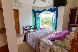 Panoramic Double Room, 1 Queen Bed, Balcony, Park View | Premium bedding, down comforters, Select Comfort beds, minibar - Ariana´S Galapagos Hostal (Puerto Ayora)