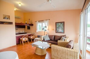 One Bedroom Apartment | Área de sala de estar | Televisión de pantalla plana 