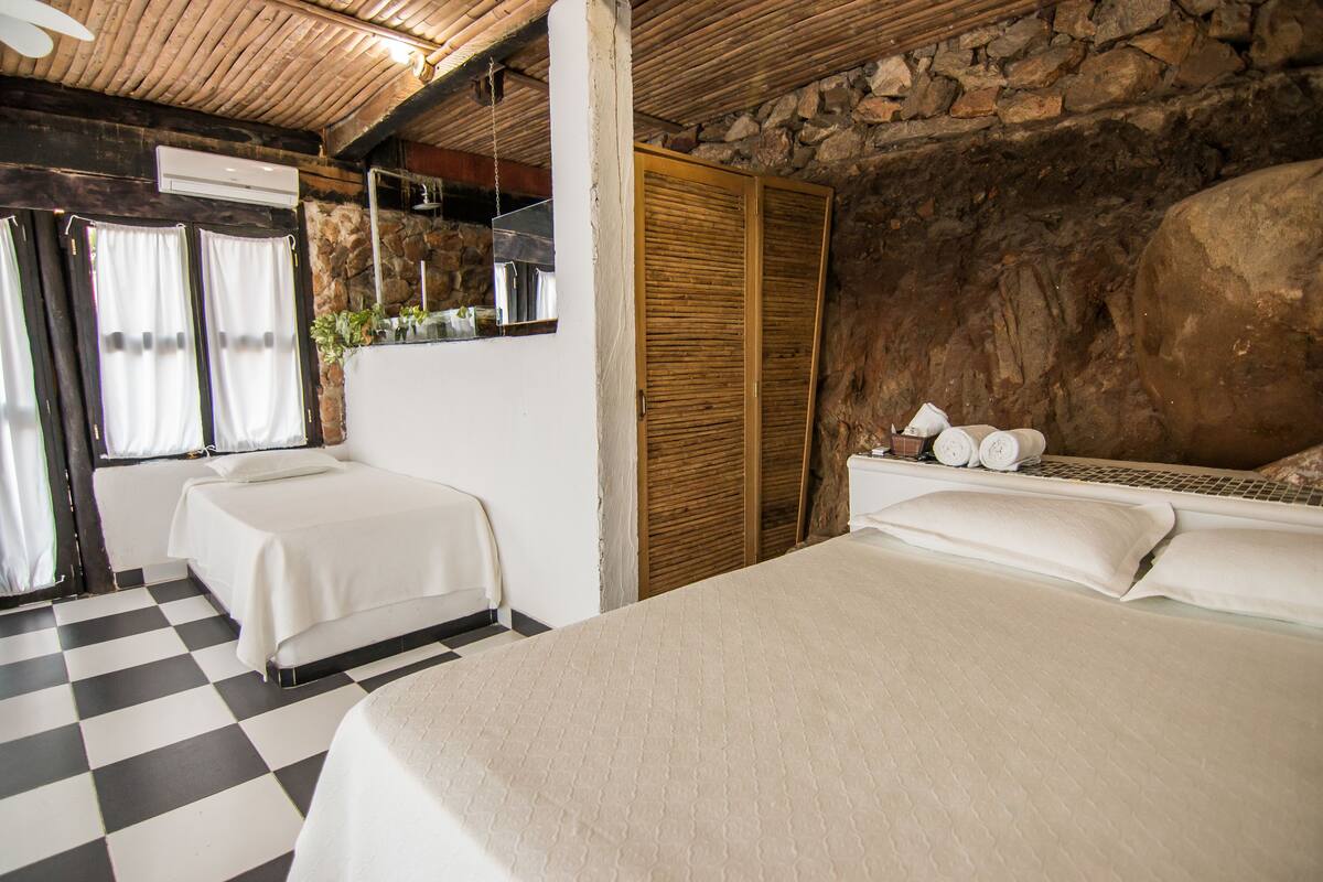 Chambre Triple | Minibar, coffres-forts dans les chambres, lits pliants/supplémentaires