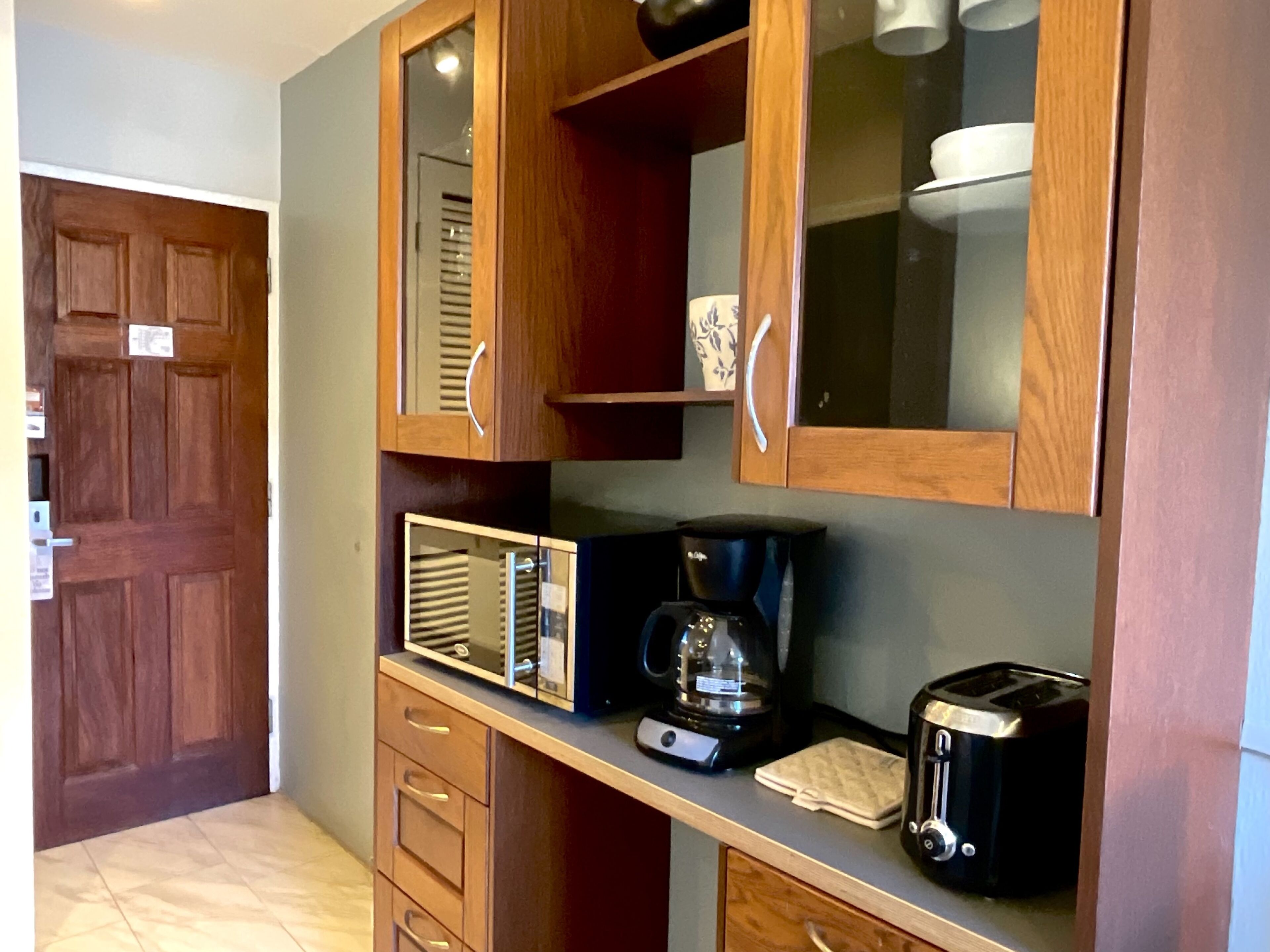 courtyard queen | coffee and/or coffee maker