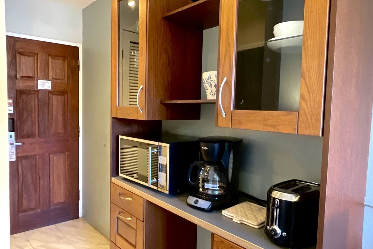 courtyard queen | coffee and/or coffee maker