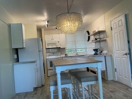 Suíte empresarial, 1 cama King, cozinha, vista para o pátio | Cozinha privada | Cafeteira/chaleira, micro-ondas