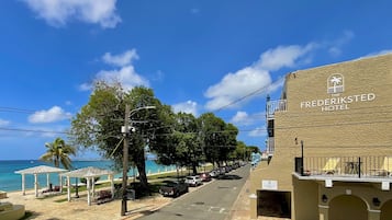 Vista frontal de la propiedad