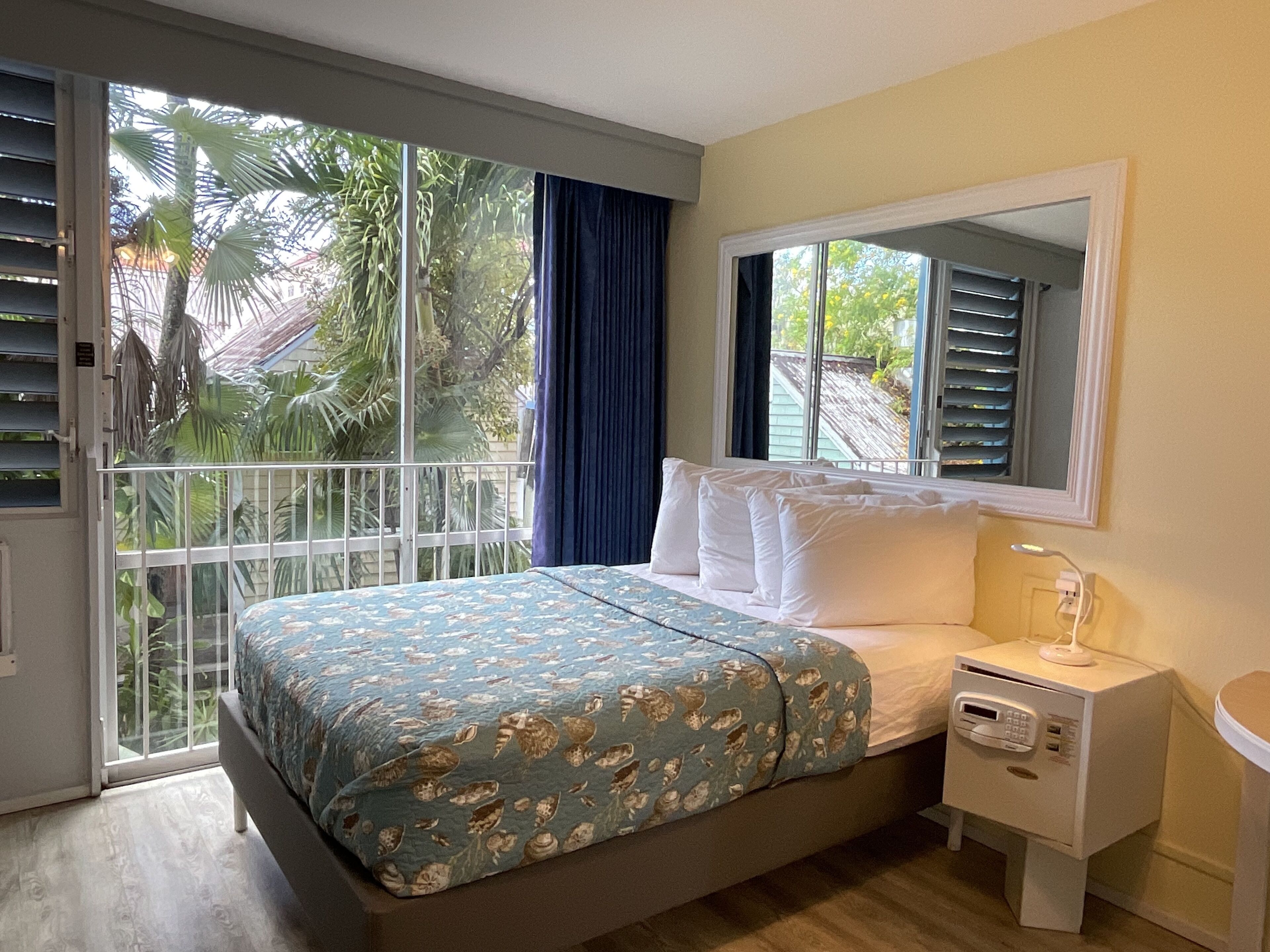 Habitació individual, 1 llit doble, vistes al pati | Planxa i posts de planxar, wifi gratuïta i roba de llit 