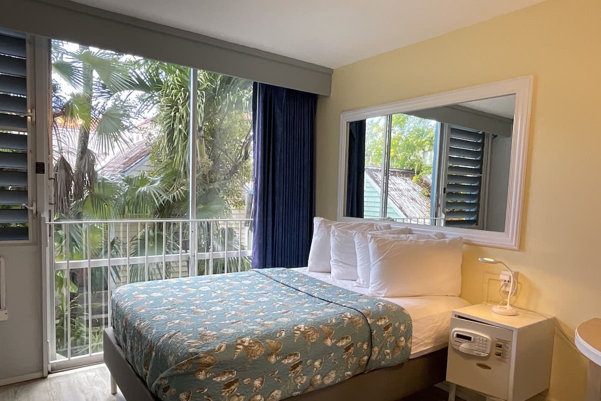 Courtyard Single | Tabla de planchar con plancha, wifi gratis y ropa de cama