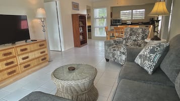 Waterfront King Suite with Balcony | Oleskelualue | 43–tuumainen äly-TV, jossa digitaalikanavat