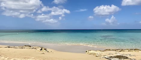 Una spiaggia nelle vicinanze