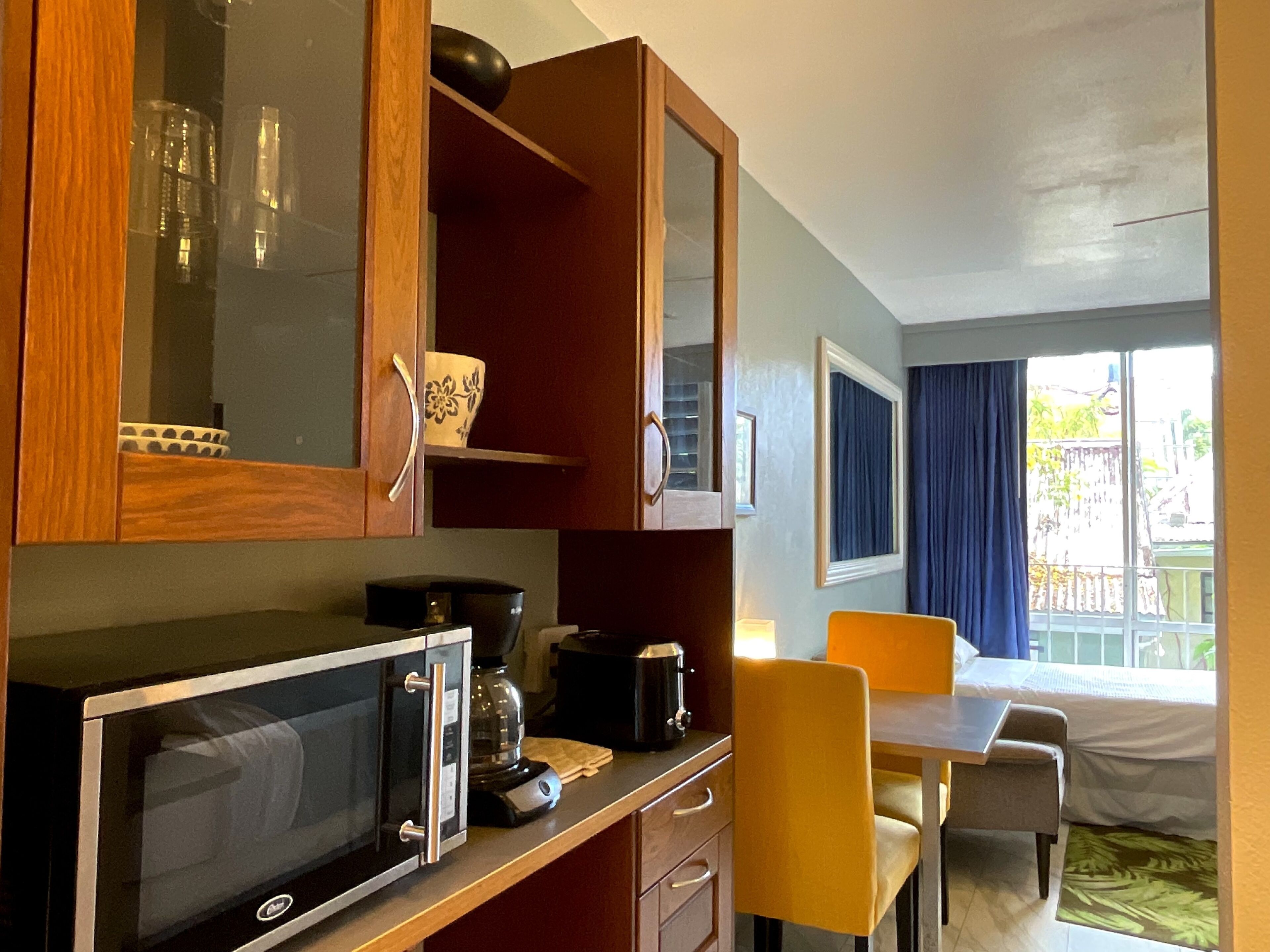 courtyard queen | living area | 43-inch smart tv with digital channels, tv, streaming services