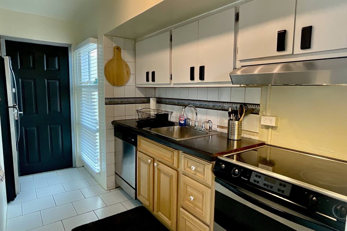 waterfront king suite with balcony | private kitchen | microwave, coffee/tea maker