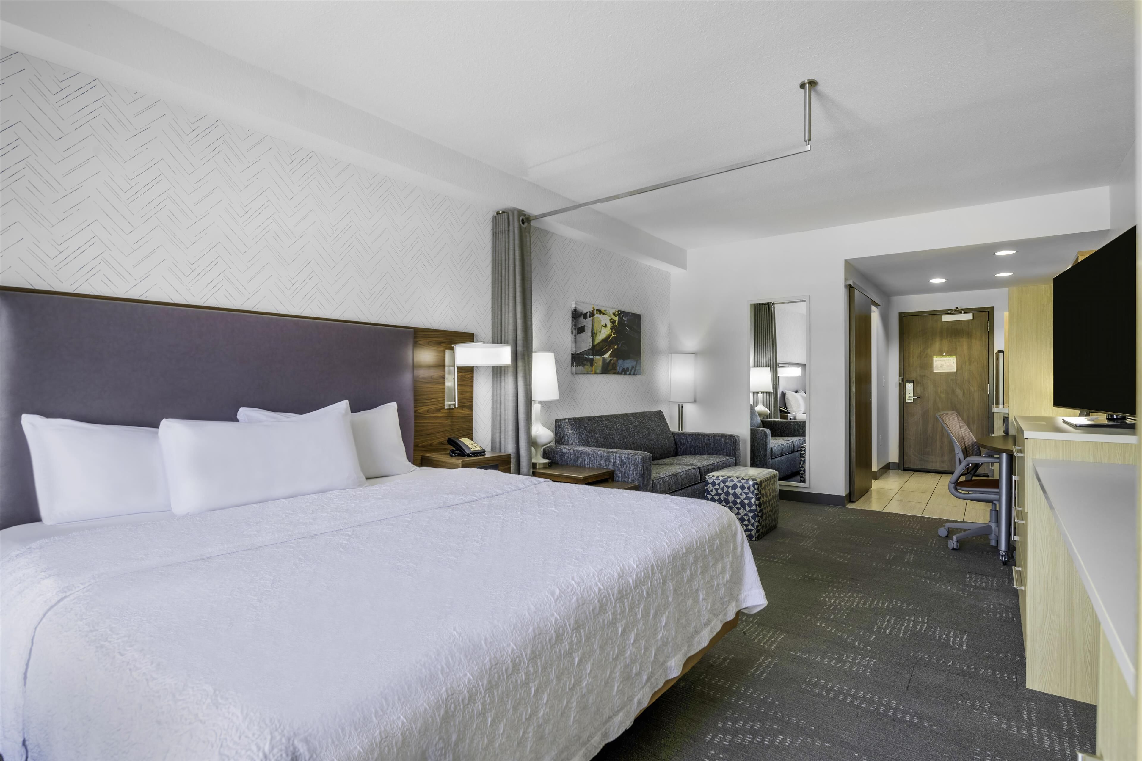 studio suite, 1 king bed, non smoking | living area | lcd tv