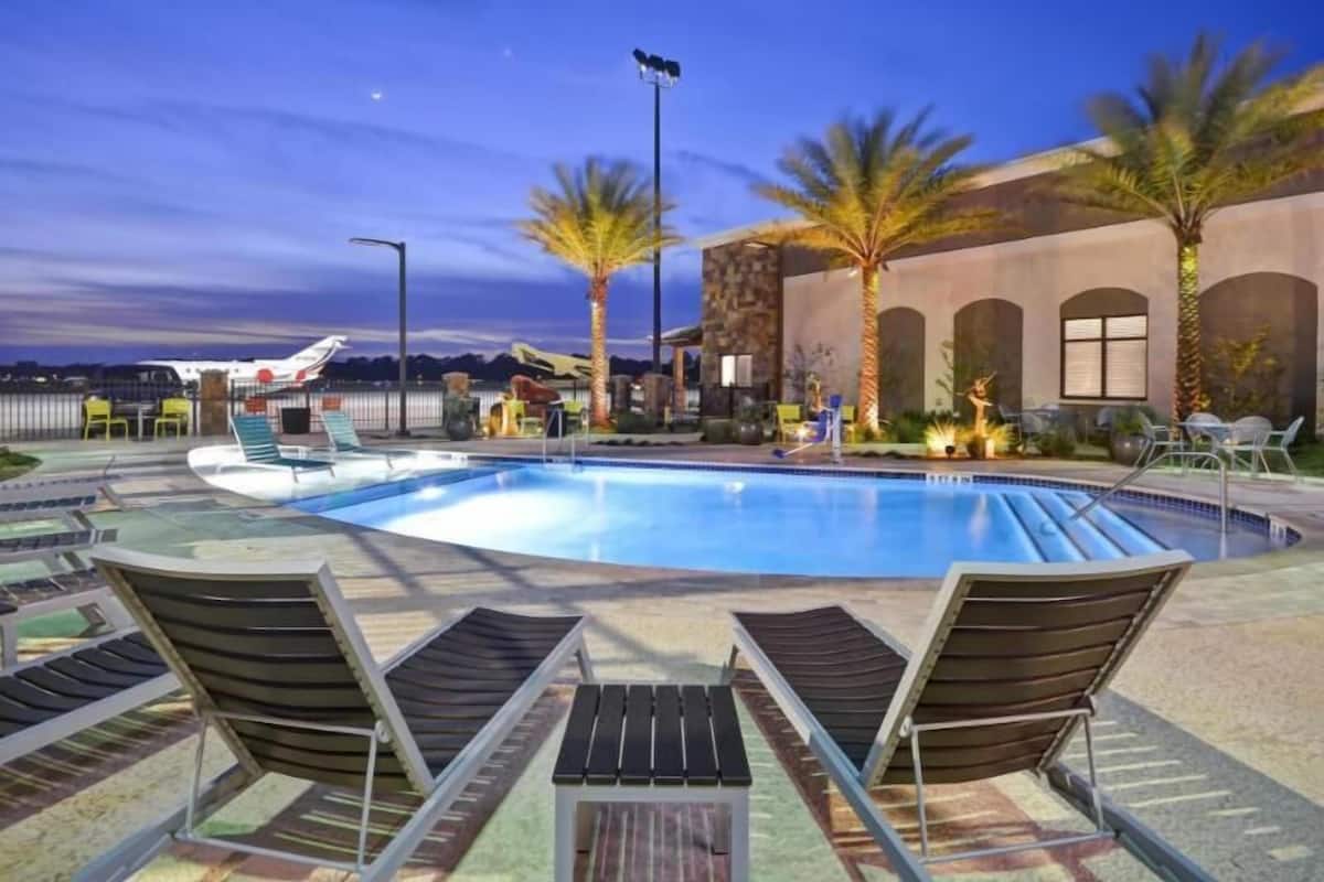 Outdoor pool, pool umbrellas, sun loungers
