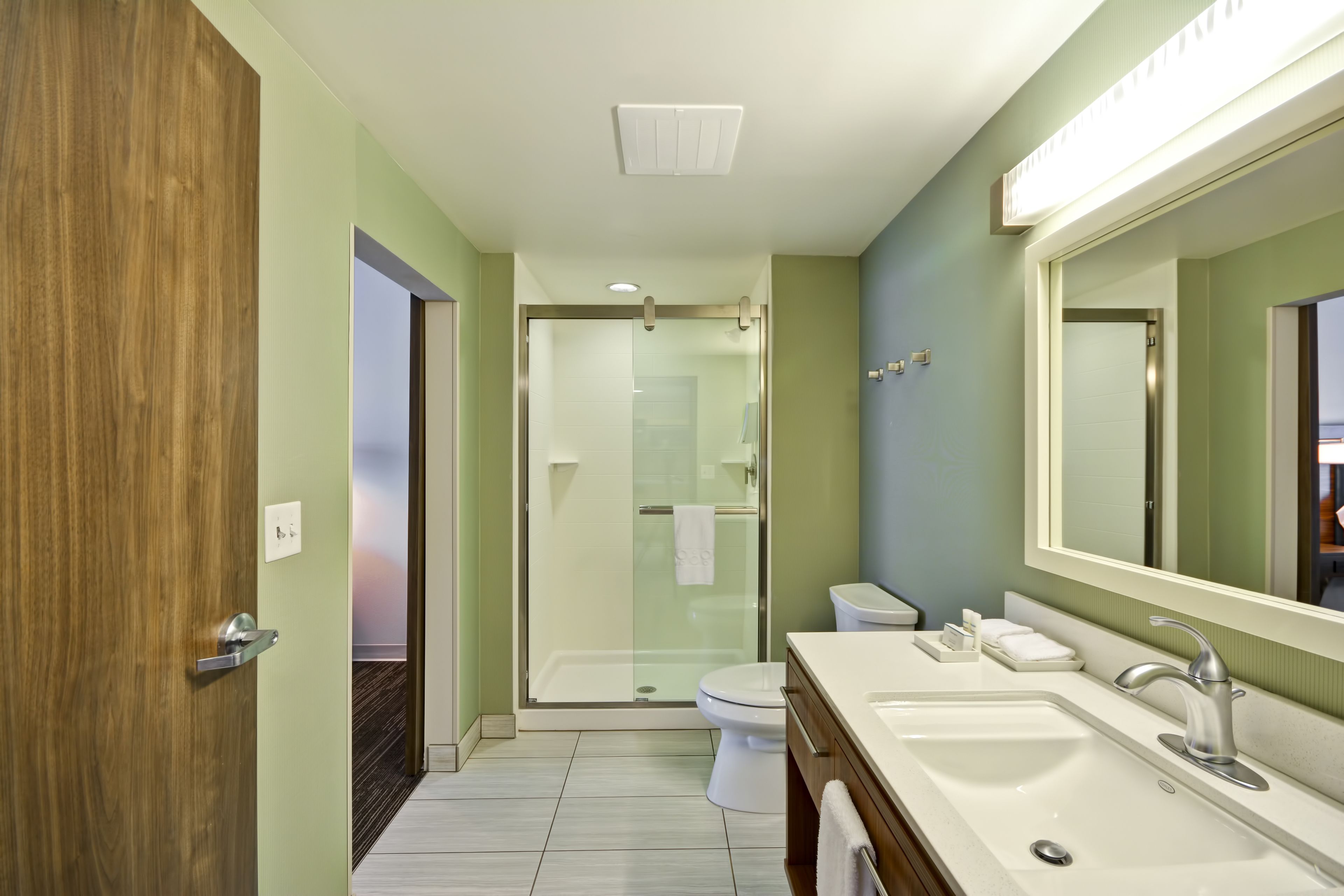 suite, 1 bedroom, non smoking | bathroom | hair dryer, towels