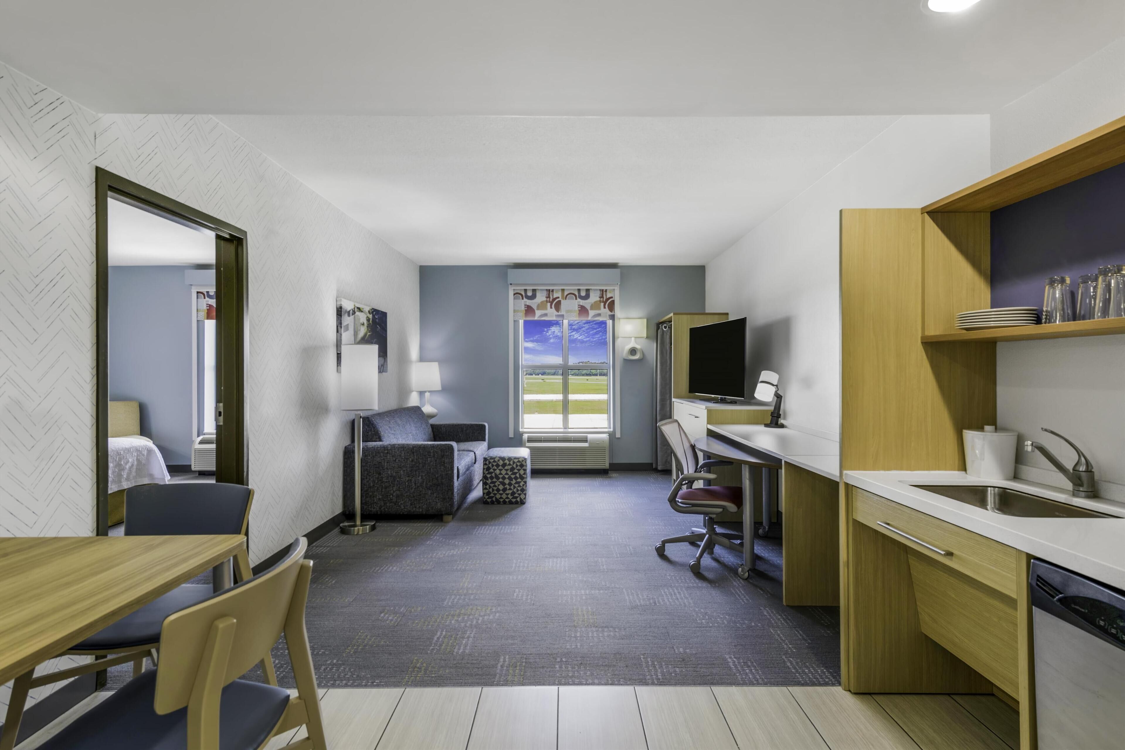 suite, 1 king bed, accessible, non smoking (mob/hearing acc w/ bathtub) | living area | lcd tv