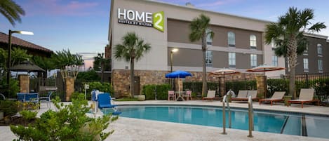 Outdoor pool, pool umbrellas, sun loungers