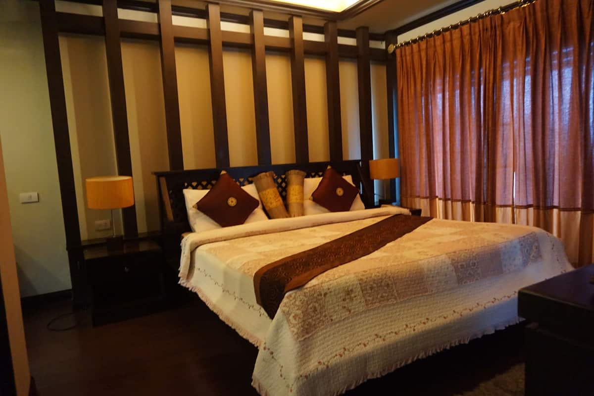 Suite Room | Desk, rollaway beds, free WiFi
