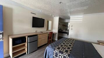 Room, 1 King Bed | Premium bedding, desk, free WiFi