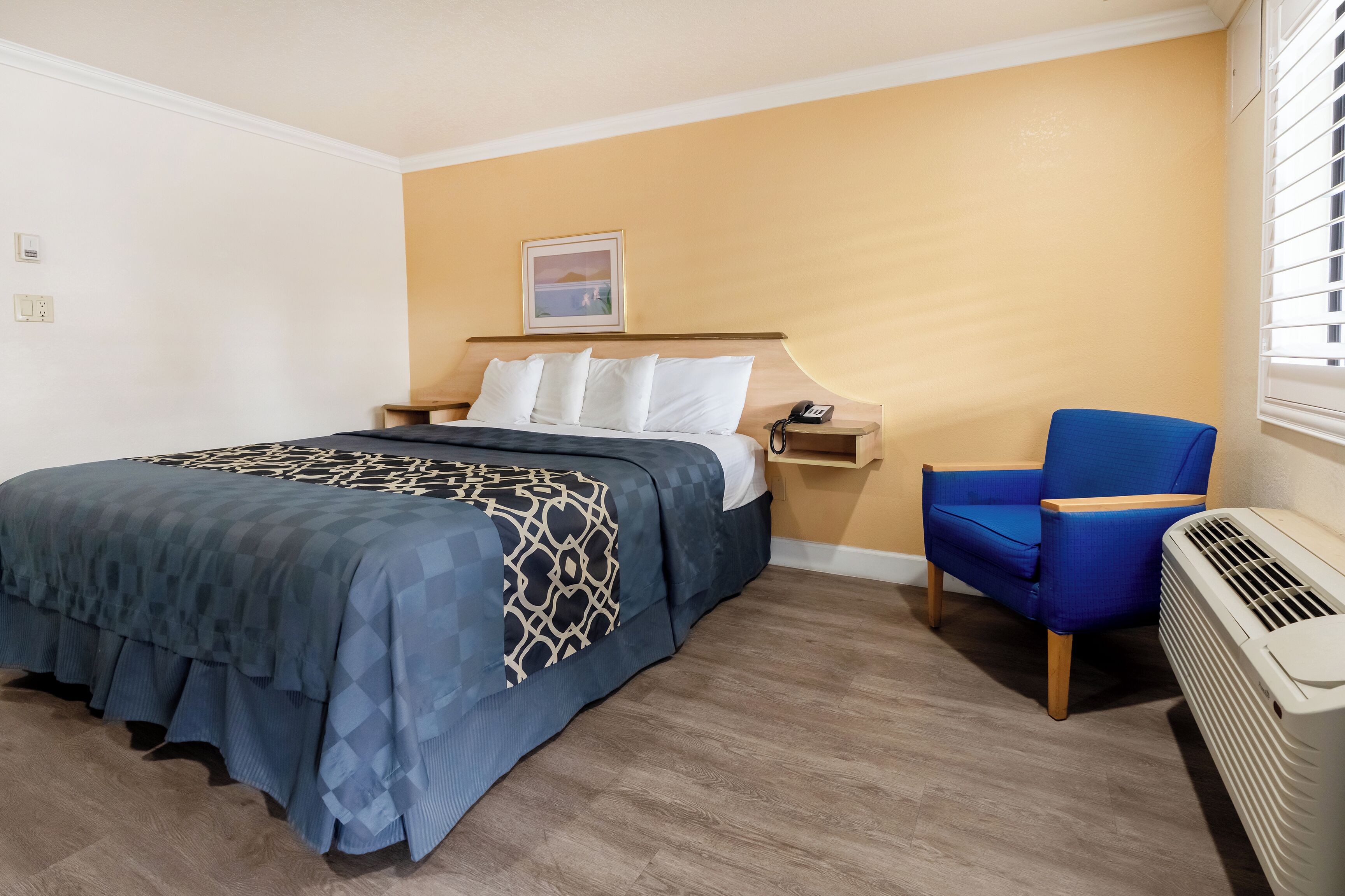 Zimmer, 1 King-Bett | Hochwertige Bettwaren, Schreibtisch, kostenloses WLAN