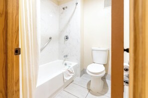 Room, 1 Queen Bed | Bathroom | Deep-soaking bathtub, free toiletries, hair dryer, towels - Budget Inn Corcoran Near Tulare CA 43 (Corcoran)