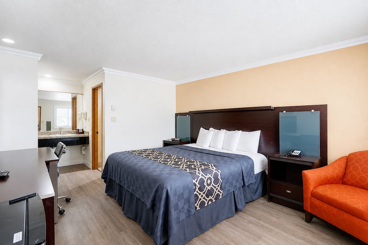 Room, 1 King Bed | Premium bedding, desk, WiFi (free)