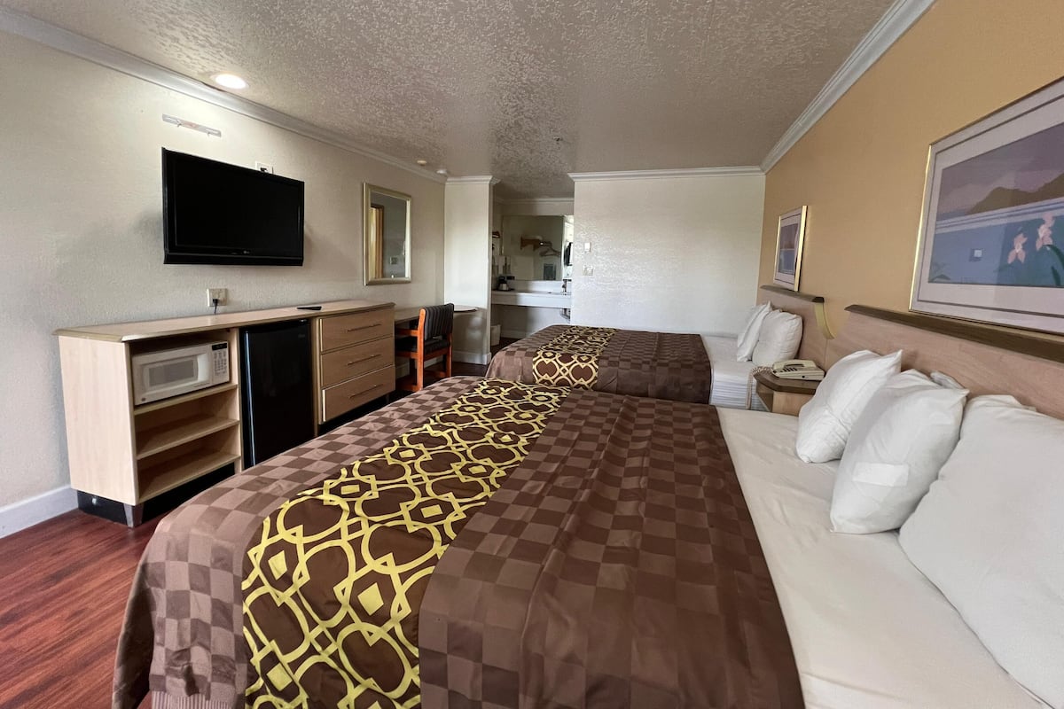 Chambre, 2 grands lits | Literie de qualité, bureau, accÚs au Wi-Fi (inclus)