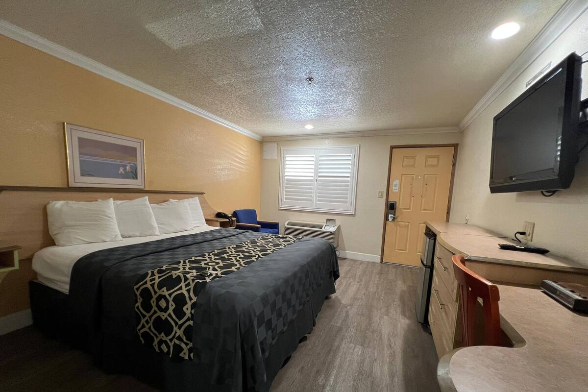 Premium bedding, desk, free WiFi