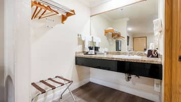 Habitación, 1 cama de matrimonio | Baño | Bañera profunda y artículos de higiene personal gratuitos