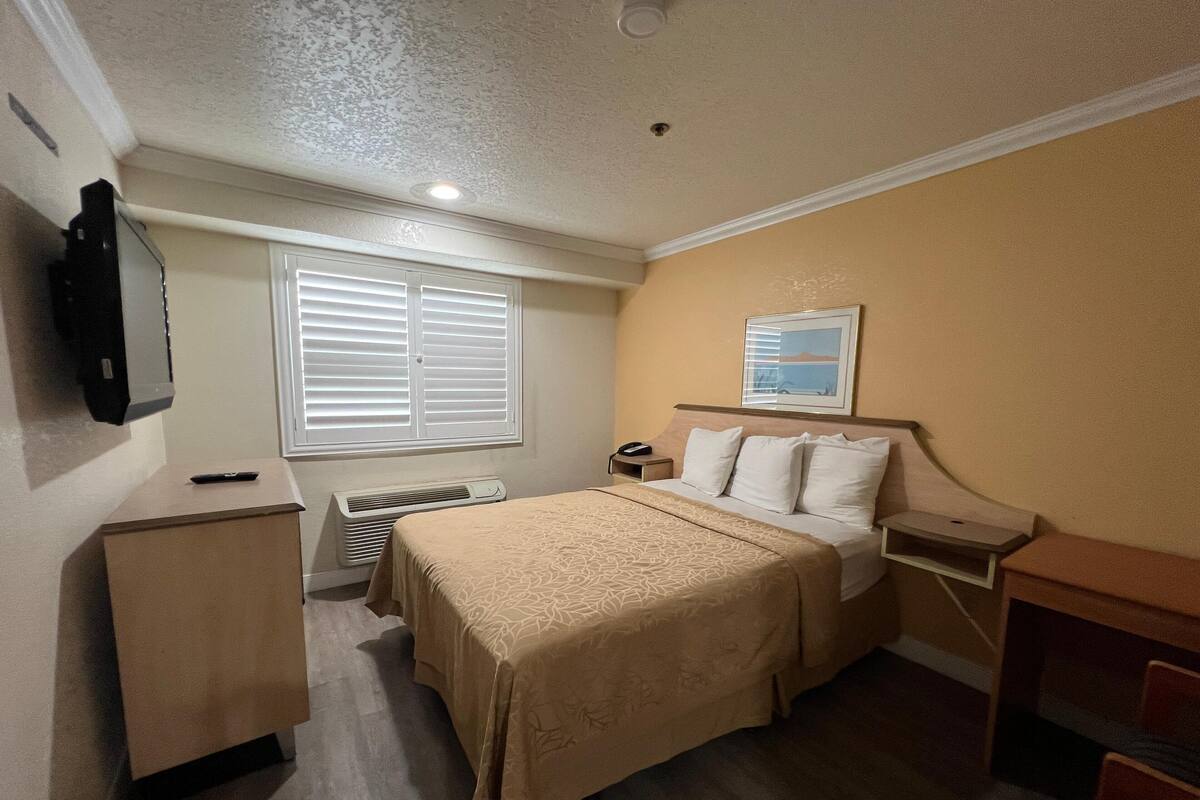 Premium bedding, desk, free WiFi
