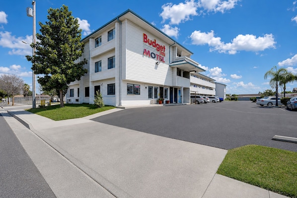 Front of property - Budget Inn Corcoran Near Tulare CA 43 (Corcoran)