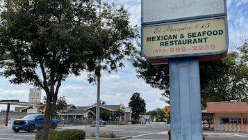Melayani sarapan dan makan malam dengan sajian masakan Amerika