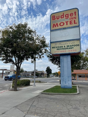 Petit déjeuner et dßner servis sur place, spécialités Cuisine américaine