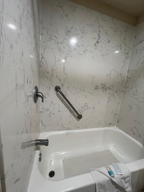 Room, 1 Queen Bed | Bathroom | Deep soaking tub, free toiletries, hair dryer, towels