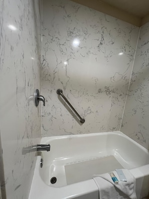Room, 1 Queen Bed | Bathroom | Deep soaking tub, free toiletries, hair dryer, towels
