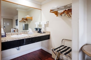 Room, 1 Katil Raja (King) | Bilik Mandi | Tab mandi rendaman dalam, kelengkapan dandanan diri percuma