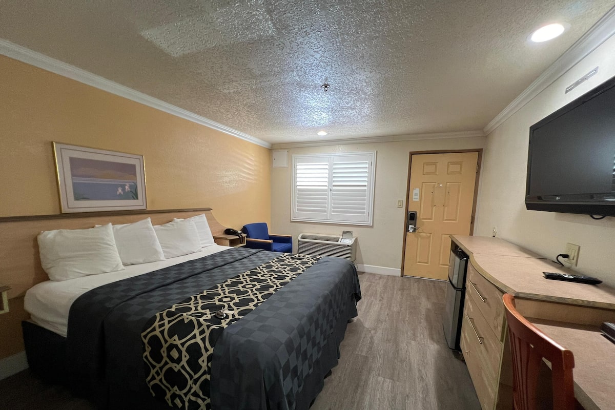 Chambre, 1 trÚs grand lit | Literie de qualité, bureau, accÚs au Wi-Fi (inclus)