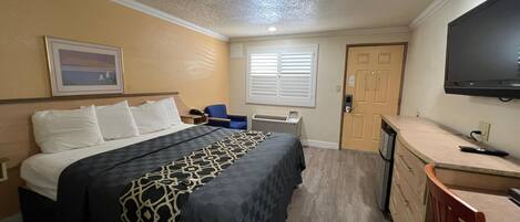 Premium bedding, desk, free WiFi