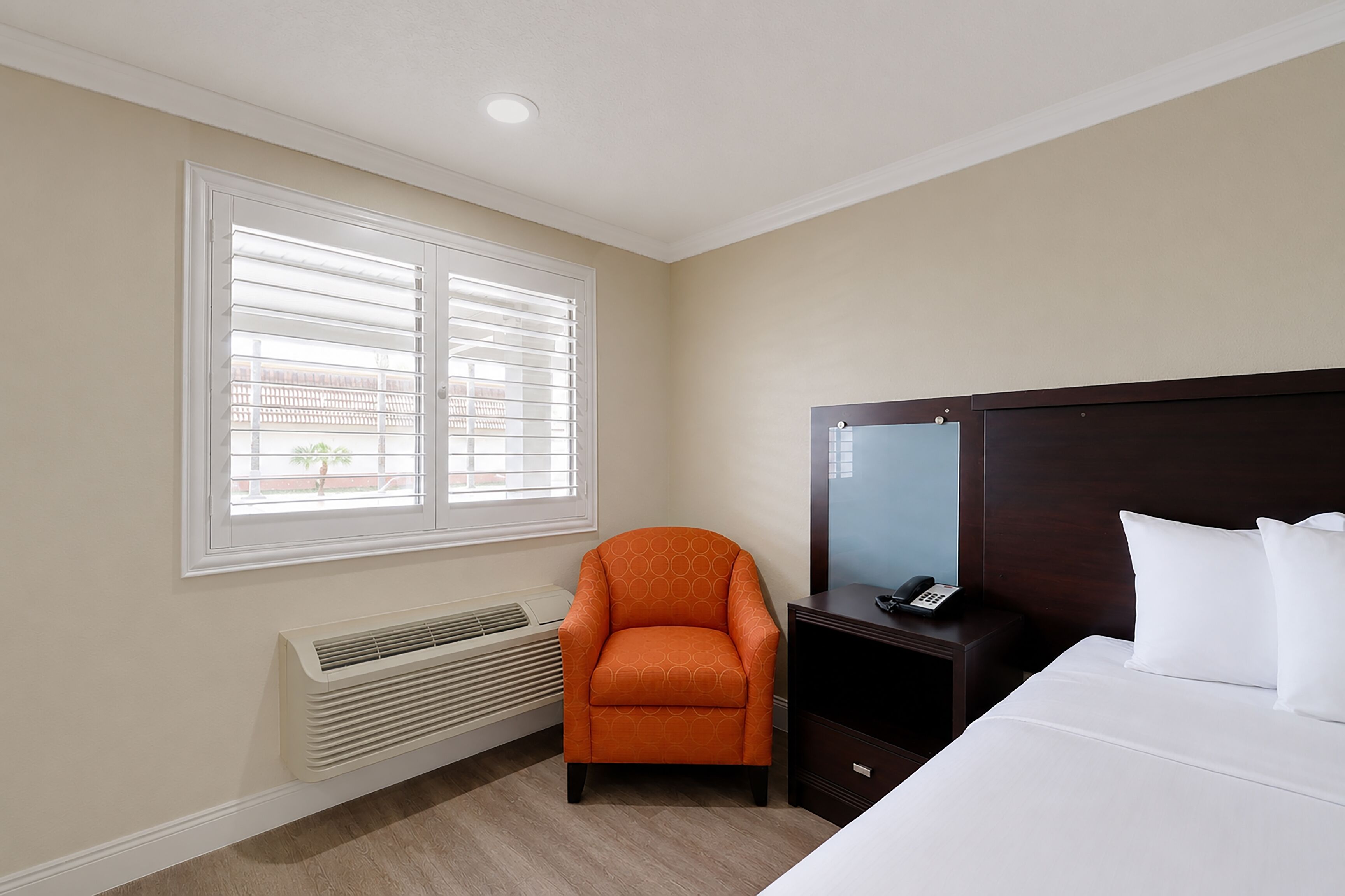Quarto, 1 cama Queen | Roupas de cama premium, escrivaninha, Wi-Fi de cortesia