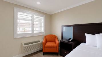 Quarto, 1 cama Queen | Roupas de cama premium, escrivaninha, Wi-Fi de cortesia