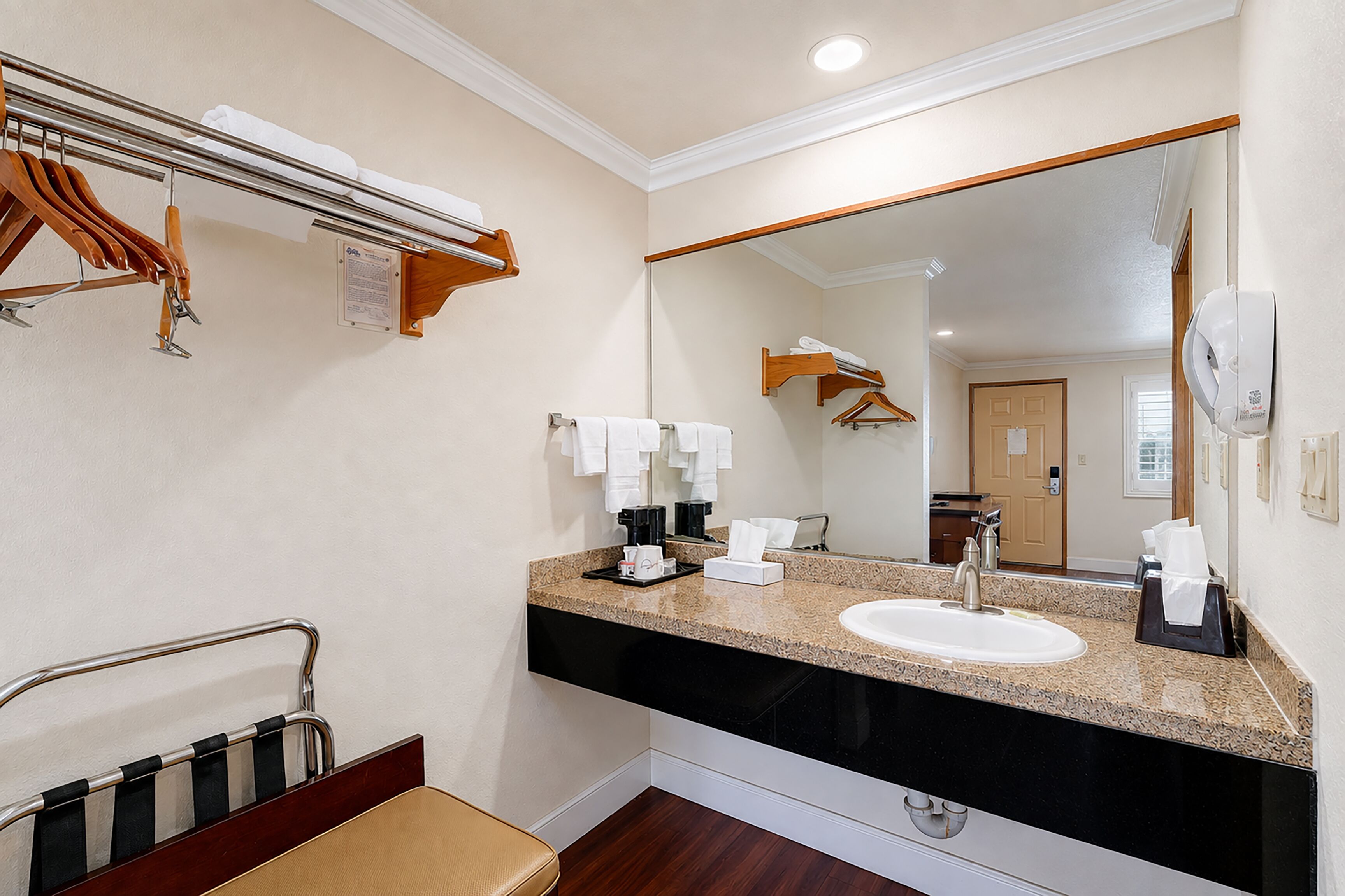Kamer, 1 kingsize bed | Badkamer | Een diep bad, gratis toiletartikelen, een haardroger, handdoeken